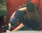 Почувствовав усталость в ногах, Шакира прямо в холле отеля сняла носки...